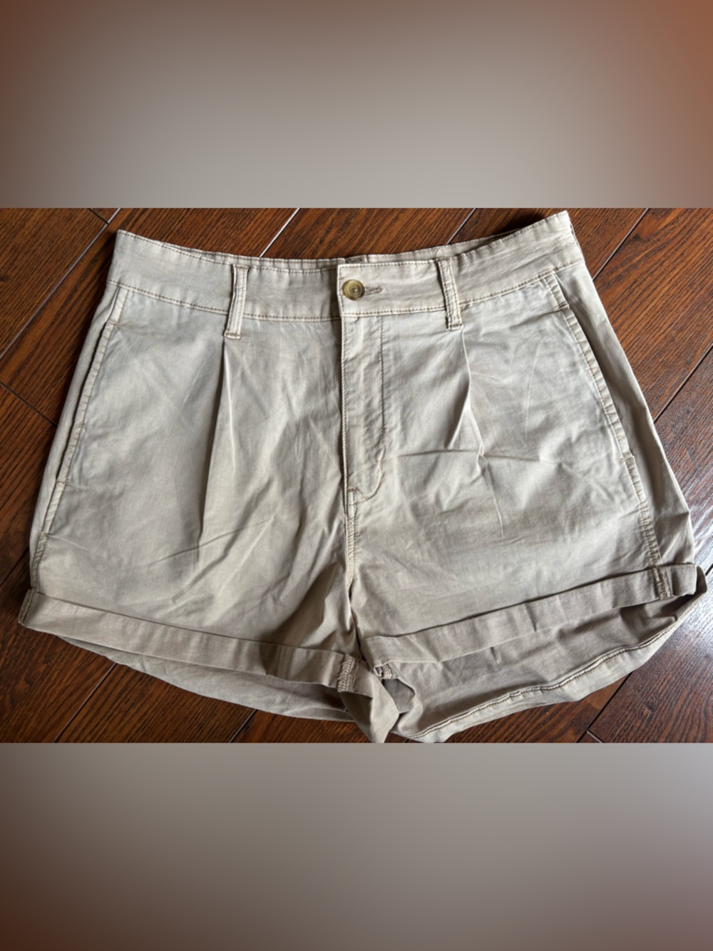 American Eagle Outfitters Light Khaki pleated Shorts 10